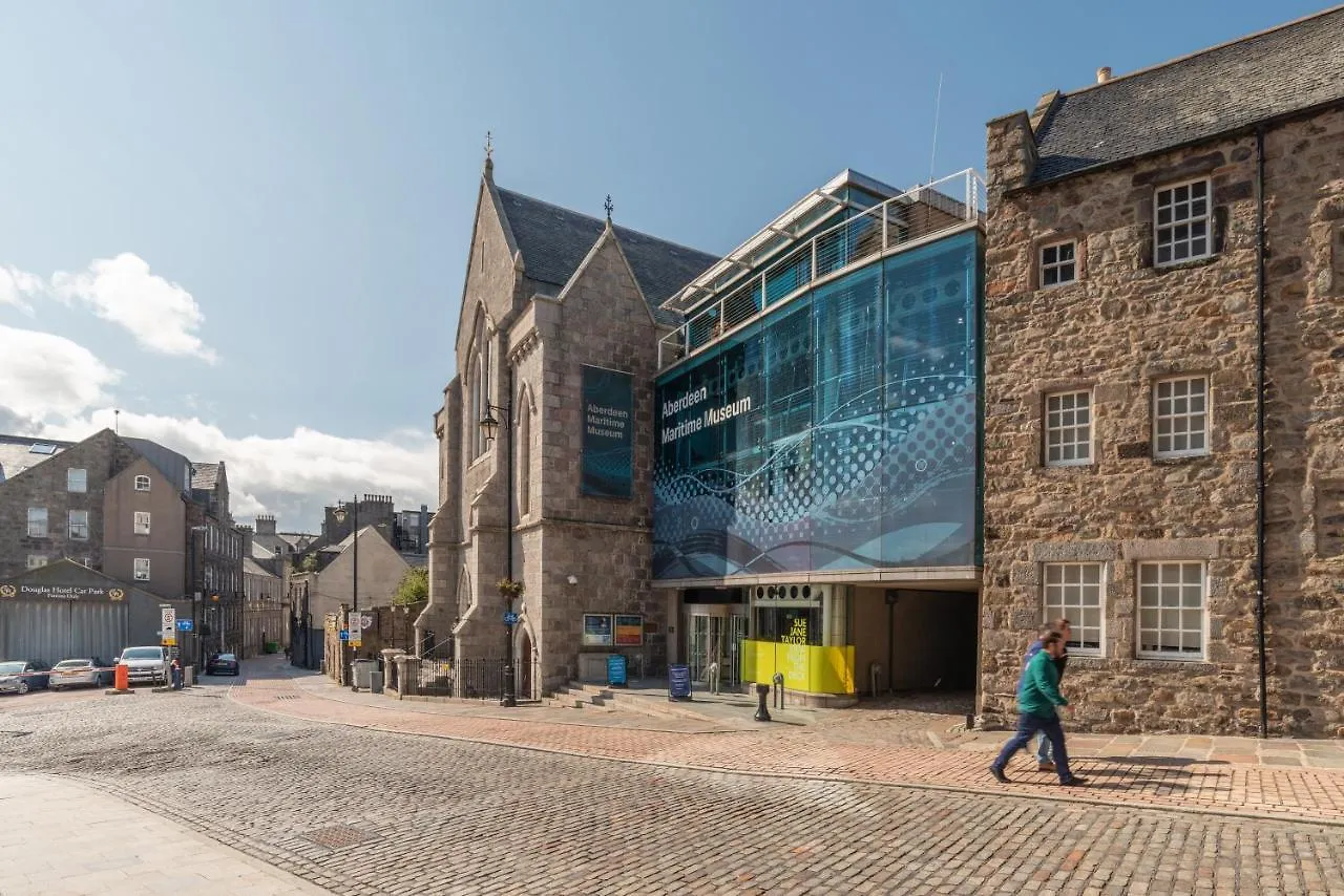 Historic Location, Private Parking, Ground Floor Luxury Flat Apartment Aberdeen